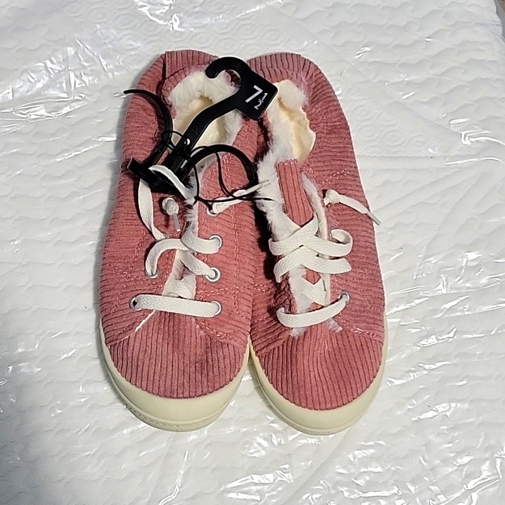 Shoes dark pink fuzzy 💕